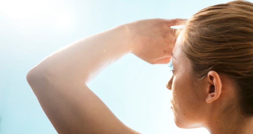 Tránh tiếp xúc dưới ánh nắng trực tiếp quá lâu sẽ làm hỏng Collagen trên da